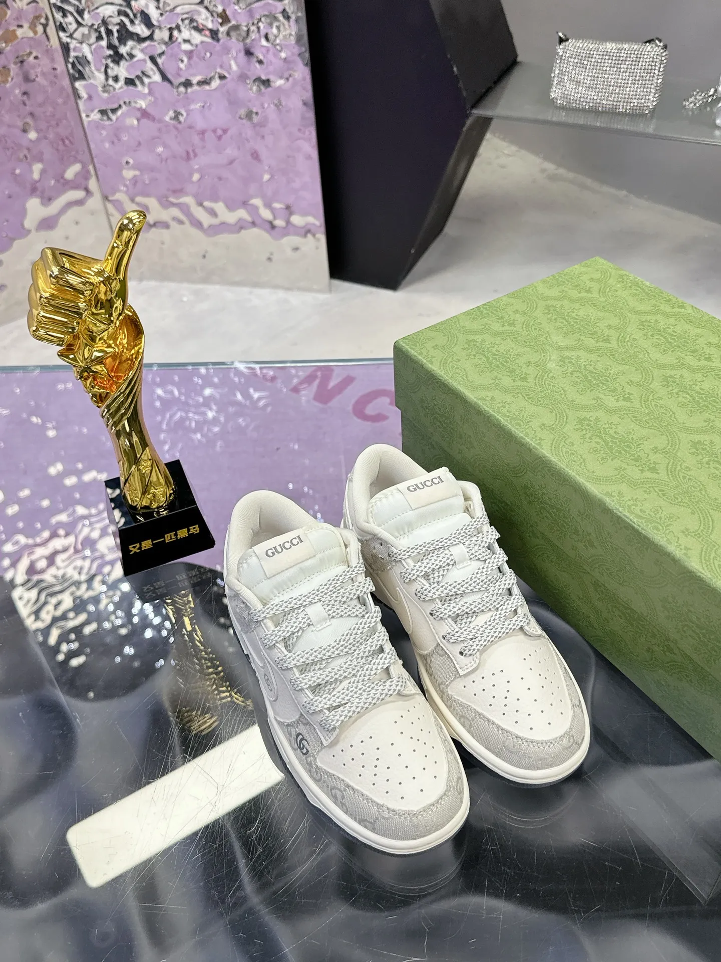 Men's shoes 💰580❤️❤️❤️ Gucci co-branded dunk Nike The latest official model 💓Gucci x Nike Dunk SB series 💓 Produced by Foshan Factory. The shoe body is made of off-white canvas as the main color, with an off-white leather frame overlay, making the shoe very versatile. The tongue is embroidered with yellow Gucci words, and the Swooshb on both sides of the shoe body The logo is embellished with sky blue, and the tongue is made of mesh material, which enhances breathability and is very versatile overall. The word Gucci on the lower side of the heel is decorated in 3D, the mini Nike Swoosh Logo on the side of the toe is embellished with sky blue embroidery, and the yellow Gucci brand name is printed on the heel to highlight the joint identity. Finally, an aged oxidized midsole and a blue outsole complete the overall design. Size: 35-45 Full set of Gucci packaging